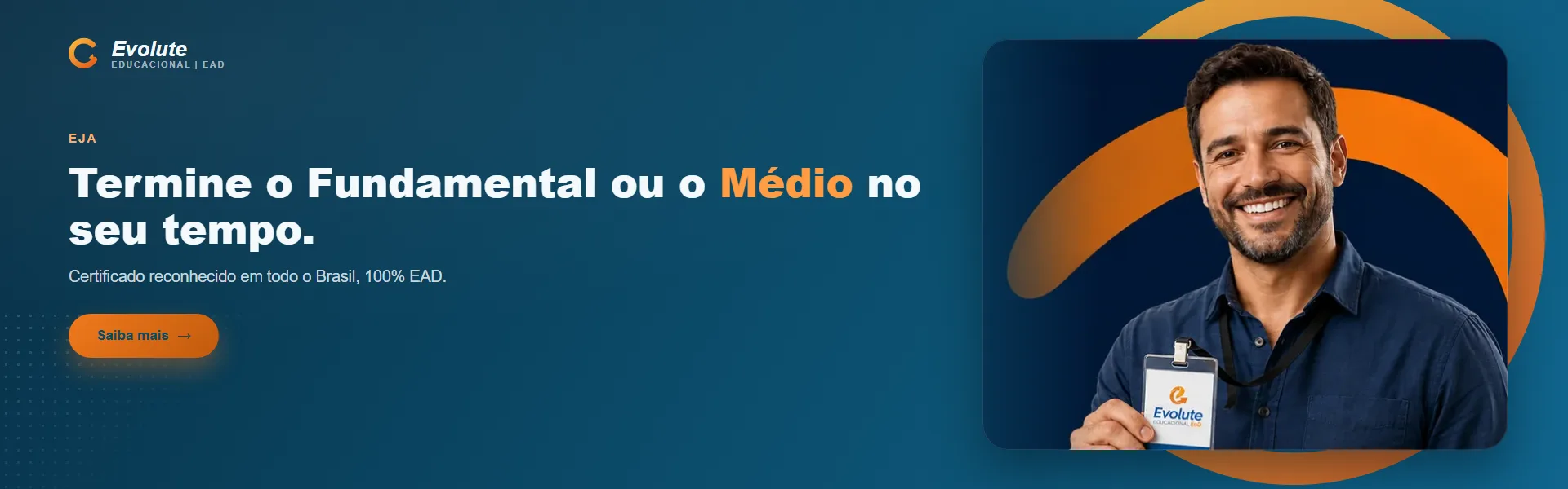 Adulto sorrindo segurando o crachá da Evolute Educacional, representando quem decidiu retomar os estudos